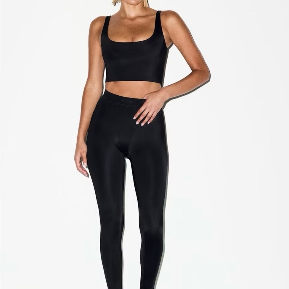 SKIMS X NIKE - NikeSKIMS SHINE SCOOP NECK BRA TOP
OBSIDIAN / XS